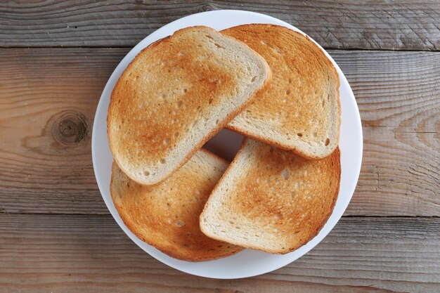 Geroosterd witbrood op een plaat