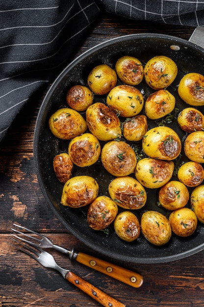 Geroosterde aardappel in koekenpan