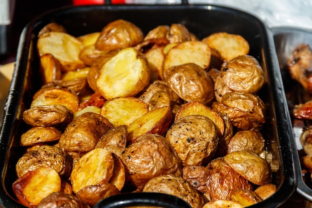 Geroosterde aardappelen in een bakje