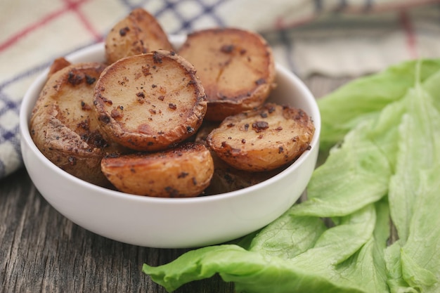 Geroosterde aardappelen met zout en zwarte peper in een kom