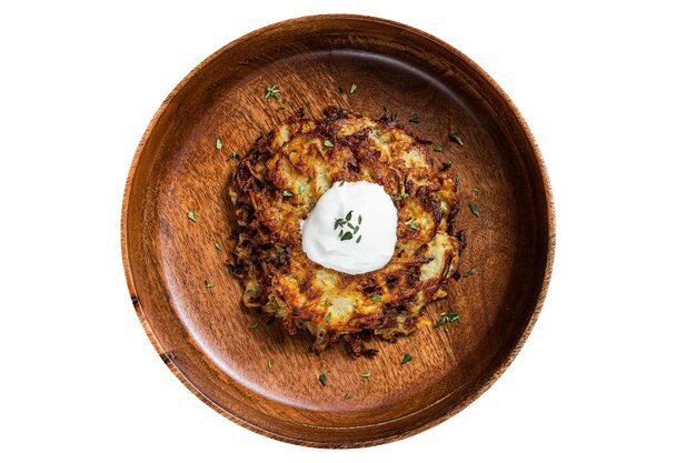 Geroosterde aardappelpannenkoeken of frietjes met kruiden in een houten bord geïsoleerd op witte achtergrond
