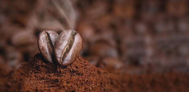 Geroosterde aromatische koffiebonen die achter elkaar zijn geplaatst en een hartvormig liefdeskoffie-logo-concept vormen