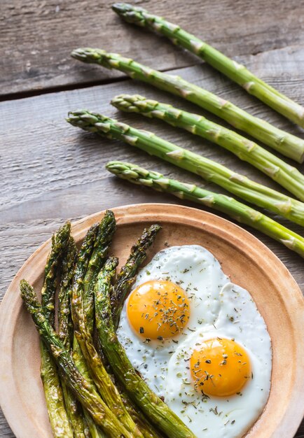 Geroosterde asperges met gebakken eieren