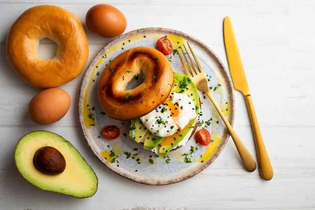 Foto geroosterde bagel met avocado en gepocheerd ei. zeer gezond ontbijt of brunch.