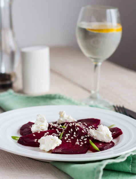 Geroosterde bietensalade met geitenkaas, olijfolie en sesamzaadjes, gezonde voeding