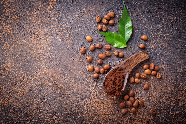 Geroosterde bonen en gemalen koffie