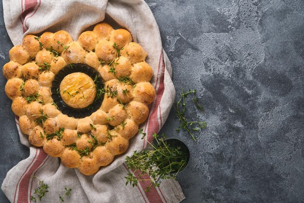 Geroosterde camembert kaas en zelfgebakken brood hartvormig en tijm op rustieke achtergrond franse kaas concept van romantische liefde voor valentijnsdag bovenaanzicht kopie ruimte