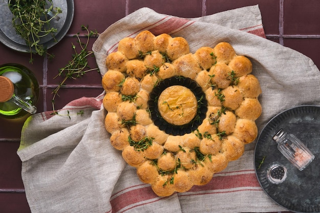 Geroosterde camembert kaas en zelfgebakken brood hartvormig en tijm op rustieke achtergrond. Franse kaas. Concept van romantische liefde voor Valentijnsdag. Bovenaanzicht, kopieer ruimte.