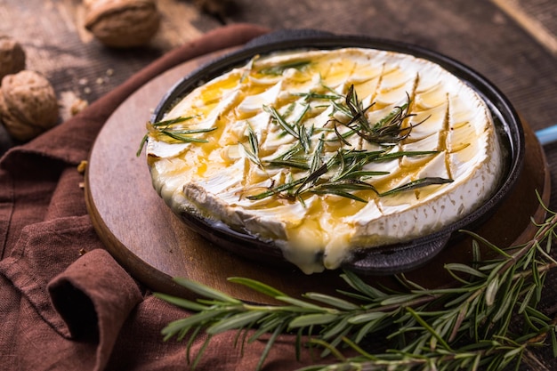 Geroosterde Camembert of Brie met rozemarijn, honing, noten