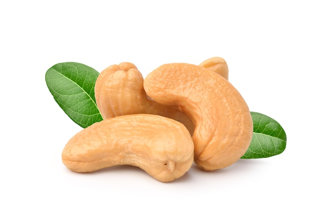 Geroosterde cashewnoten met bladeren die op wit worden geïsoleerd