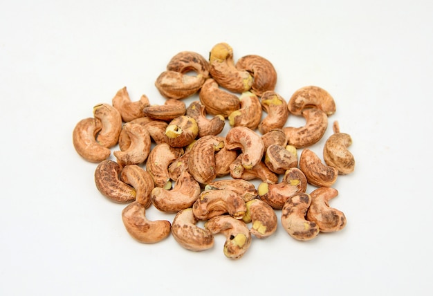 Geroosterde die cashewnoten op wit worden geïsoleerd