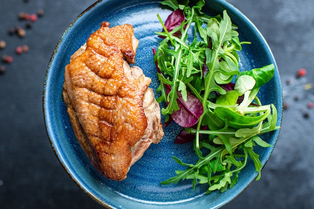 Geroosterde eendenborst en slablaadjes grill of barbecuevlees gevogelte portie