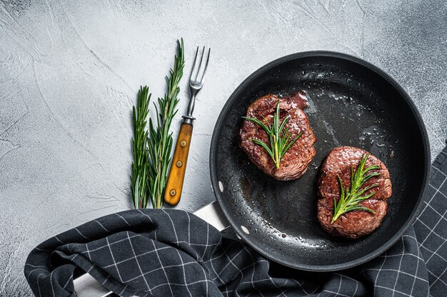 Geroosterde filet mignon ossenhaas vlees biefstuk in de pan