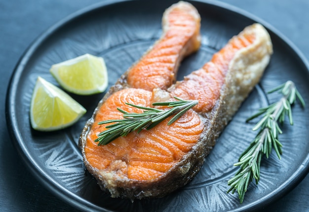 Geroosterde forel steak met verse rozemarijn