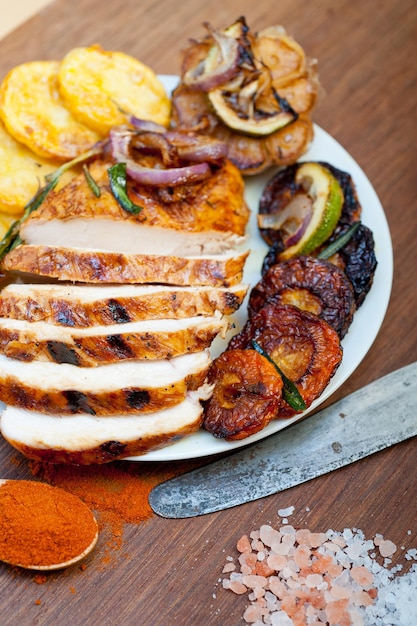 Geroosterde gegrilde BBQ kipfilet met kruiden en specerijen