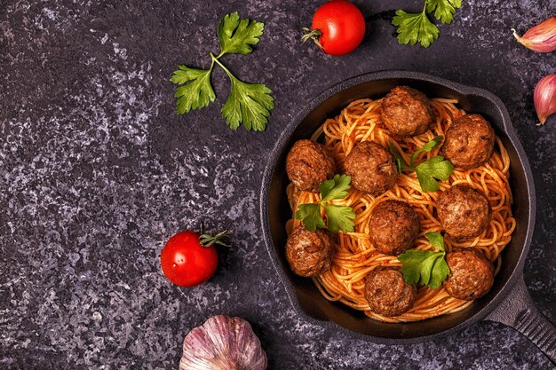 Geroosterde gehaktballetjes met spaghetti