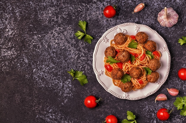 Geroosterde gehaktballetjes met spaghetti