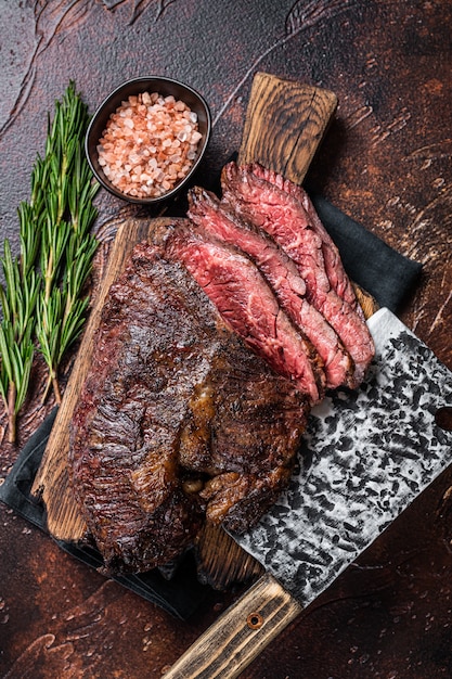 Geroosterde hangende mals of Onglet gesneden biefstuk op een slagersbord met hakmes