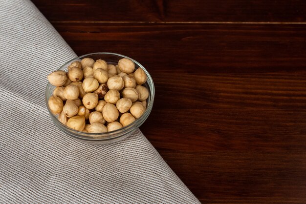 Geroosterde hazelnoten in een kom op rustieke houten