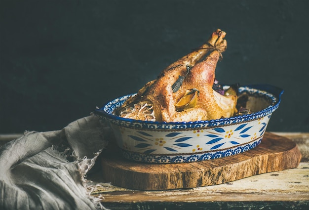 Geroosterde hele kip voor de feesttafel op kerstavond