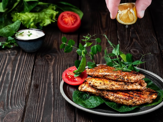 Geroosterde kalkoenfilet met heldere, smakelijke gebakken korst met kruiden en lentekruiden op een zwarte plaat