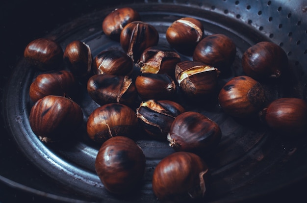 Geroosterde kastanjes in een pan