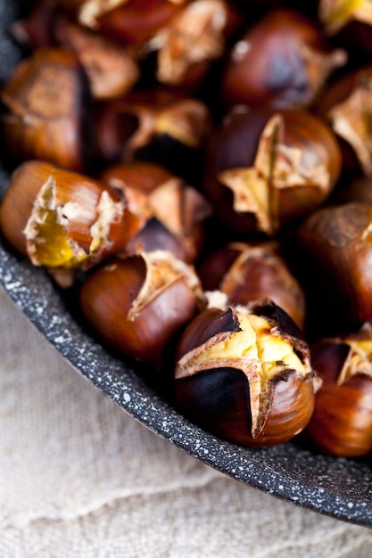 Geroosterde kastanjes in een pan