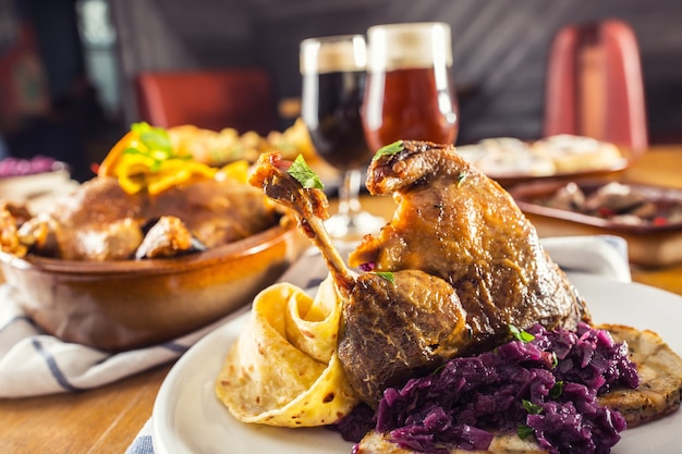 Geroosterde kerst eendenbout rode kool dumplings lever tapbier en gebakken broodjes