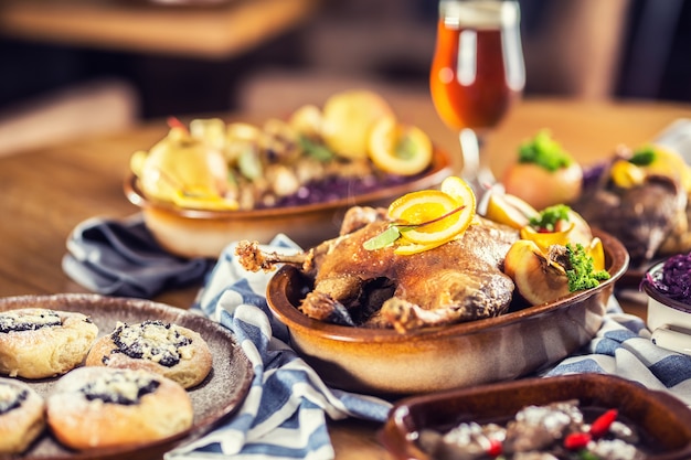 Geroosterde kersteend rode kool dumplings lever tapbier en gebakken broodjes.