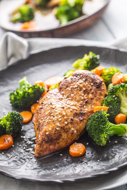 Geroosterde kipfilet met broccoli wortel en sesam.