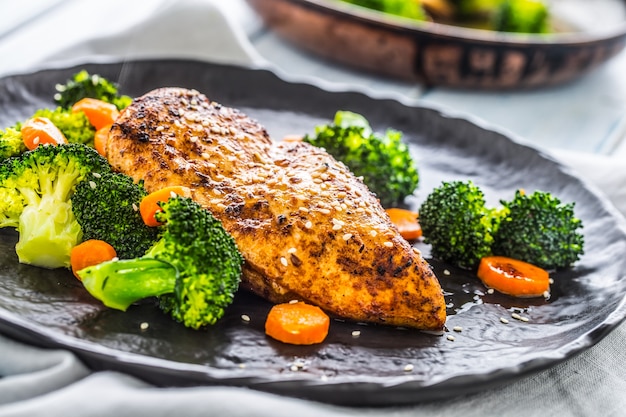 Geroosterde kipfilet met broccoli wortel en sesam.