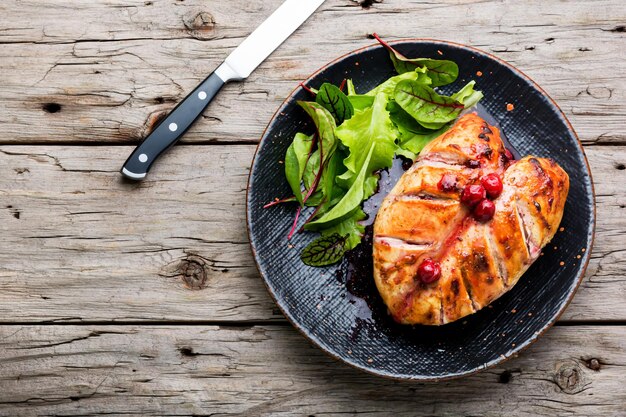 Geroosterde kipfilet met kersensaus. Gebakken kippenvlees in bessen.