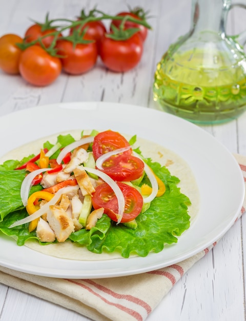 Geroosterde kipfilet op tarwetortilla met salade van verse groenten