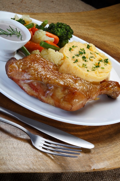 Geroosterde kippendij met rijstsalade en witte saus