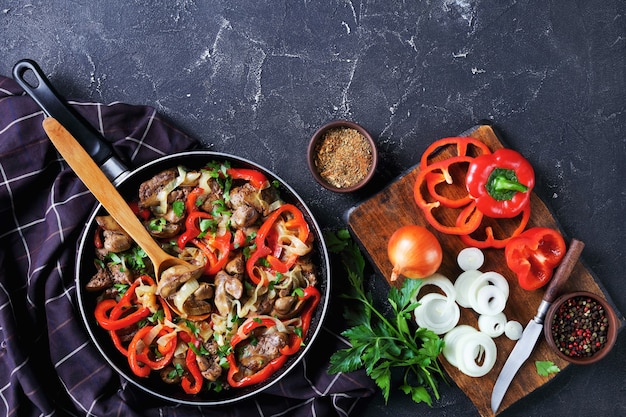 Geroosterde kippenlever met ui en paprika