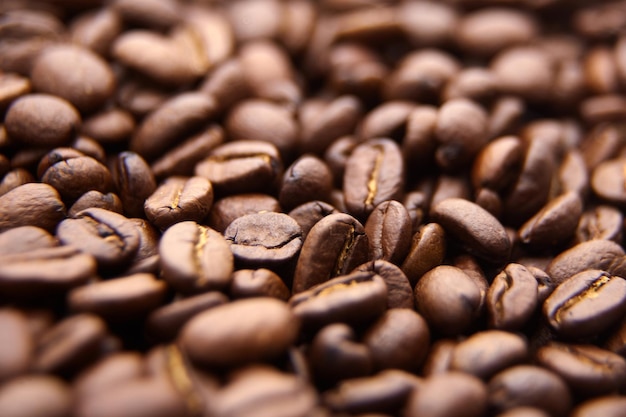Geroosterde koffiebonen als close-up van de voedselachtergrond