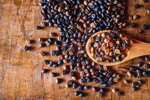 Geroosterde koffiebonen op een houten lepel