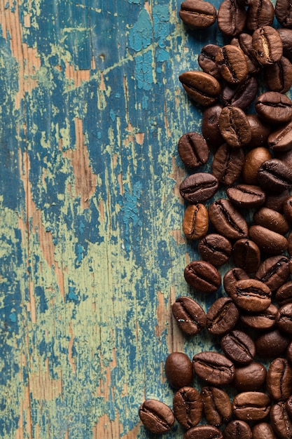 Geroosterde koffiebonen op rustieke houten