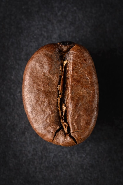 Geroosterde koffieboon op zwarte achtergrond, gedetailleerde macro.