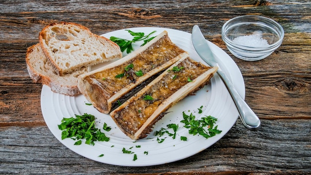 Geroosterde mergbeenderen op een rustieke tafel