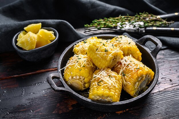 Geroosterde of gegrilde maïskolven met knoflook en boter