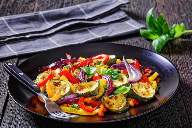 Geroosterde paprika plakjes met rode ui en courgette