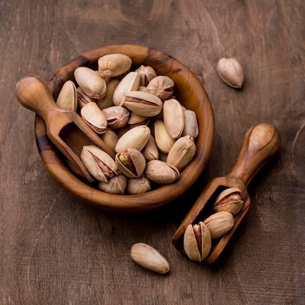 Foto geroosterde pistachenoten in houten kommen