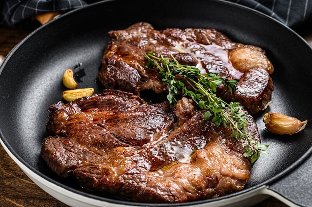 Geroosterde rib eye steaks in een pan