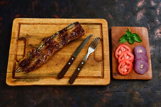 Geroosterde rundvleesribben gepresenteerd op tafel Patagonië Argentinië