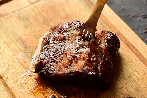 Geroosterde rundvleesribben gepresenteerd op tafel traditionele Argentijnse keuken Asado barbecue Patagonië Argentinië