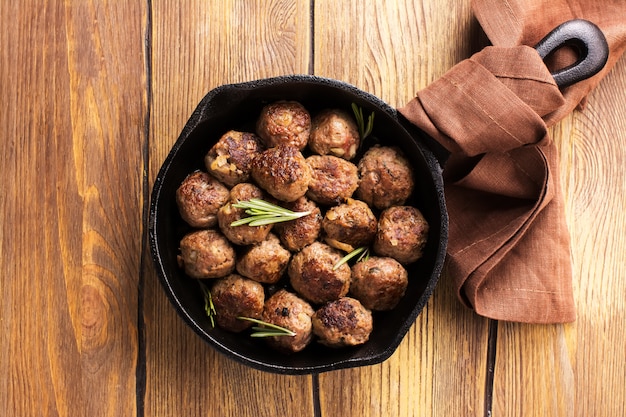 Geroosterde rundvleesvleesballetjes in een ijzerkoekepan