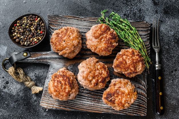 Geroosterde schnitzels van rundvlees en varkensvlees.