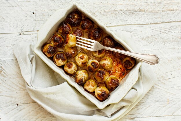 Geroosterde spruitjes in een kleine braadpan uit de oven