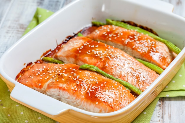 Geroosterde teriyaki zalm met asperges in ovenschaal